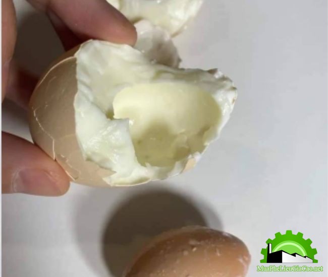 trứng luộc bị dính vỏ